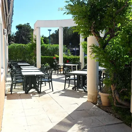 Arcadius Le Petit Hotel 2*